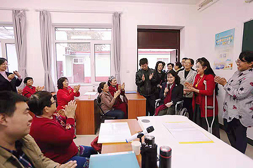 圖為張海迪和十八里鄉(xiāng)殘疾人合唱團(tuán)交談 圖為張海迪和十八里鄉(xiāng)殘疾人合唱團(tuán)交談